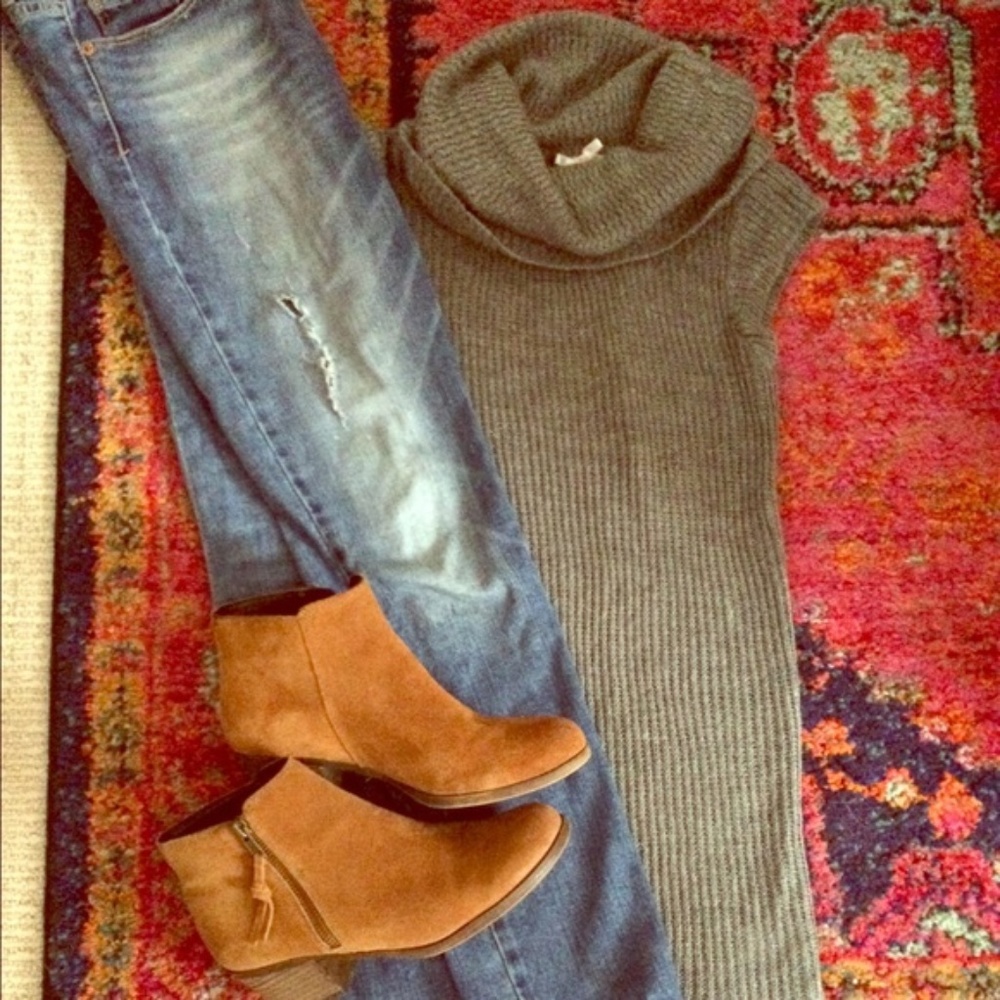 Sleeveless turtleneck fitted sweater